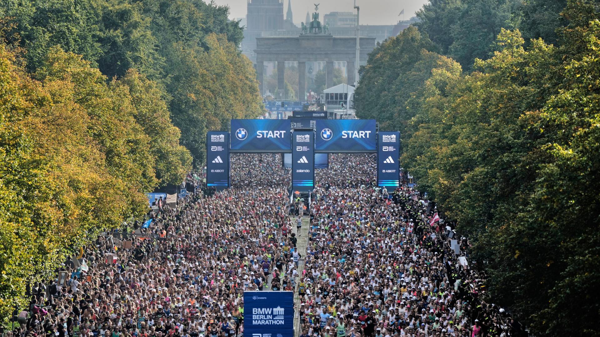 Berlin Marathon 2025 spectators along Unter den Linden and Potsdamer Platz cheering runners