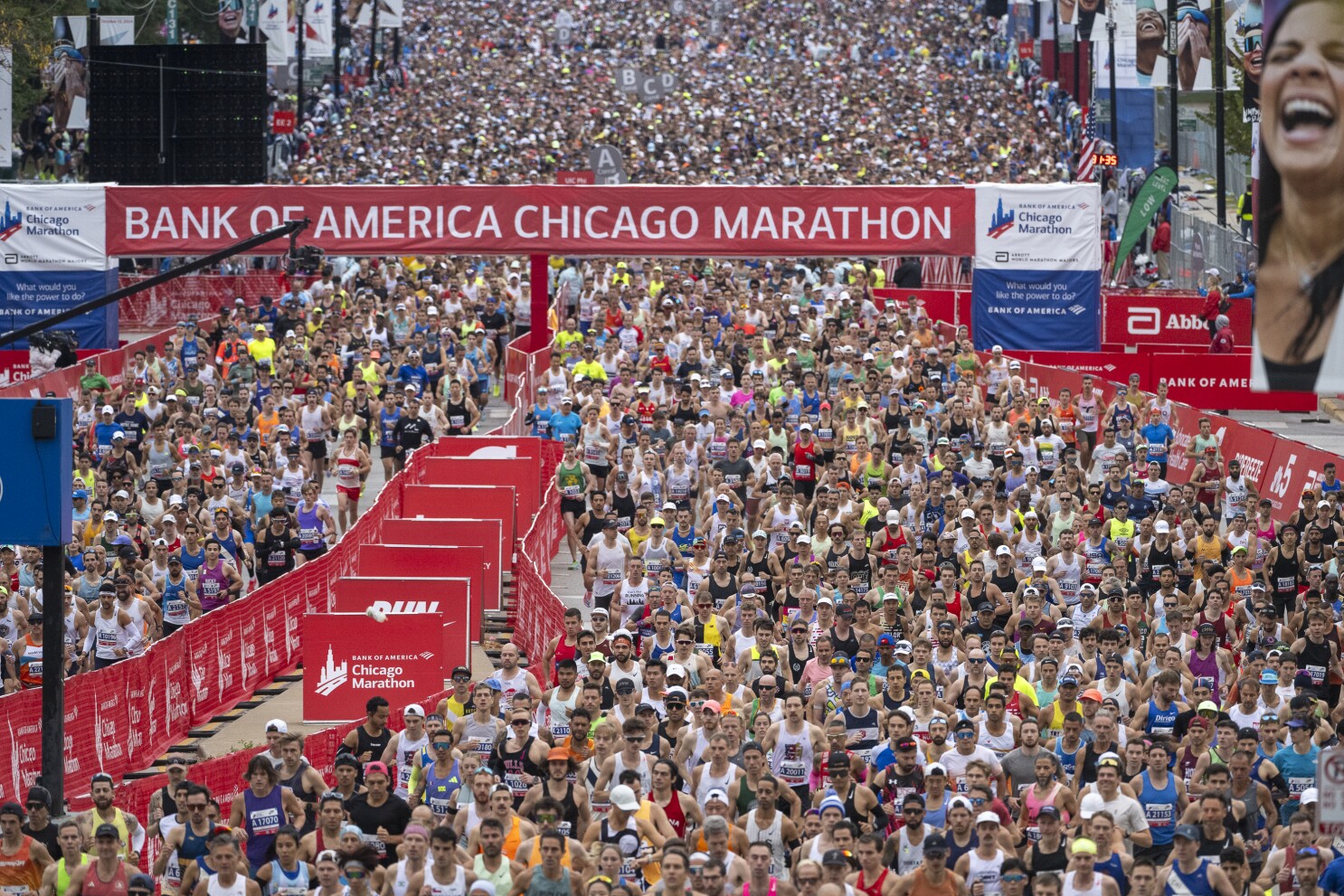 Chicago Marathon 2025 spectators along the Loop and Lincoln Park course cheering runners